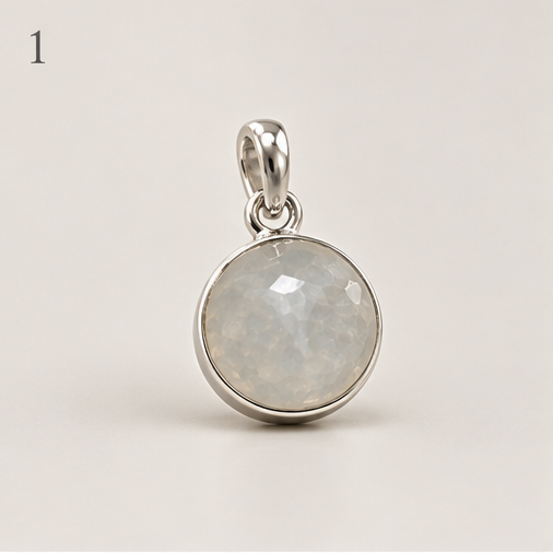 Ciondolo Sailor Moon in Labradorite bianca