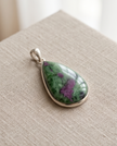 Ciondolo in Zoisite rubino